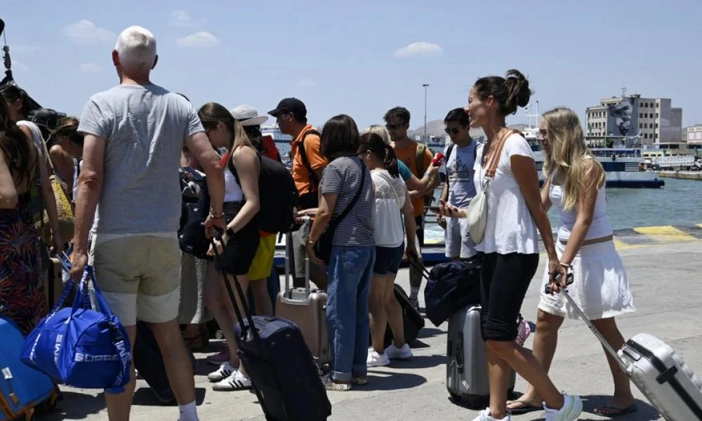 Συναγερμός για νέα έξαρση κορονοϊού: 100 νέες εισαγωγές στα νοσοκομεία κάθε μέρα – Γιατί δεν συστήνεται εμβολιασμός